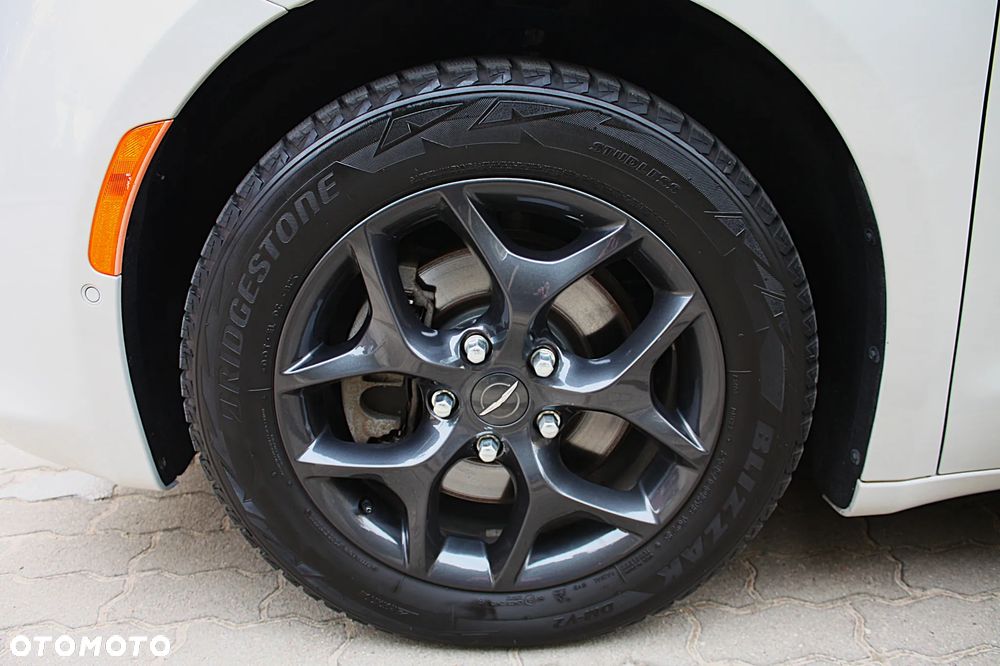Chrysler Pacifica - 28