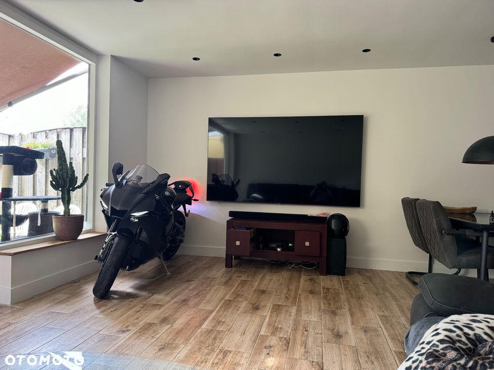 Yamaha R1 - 8