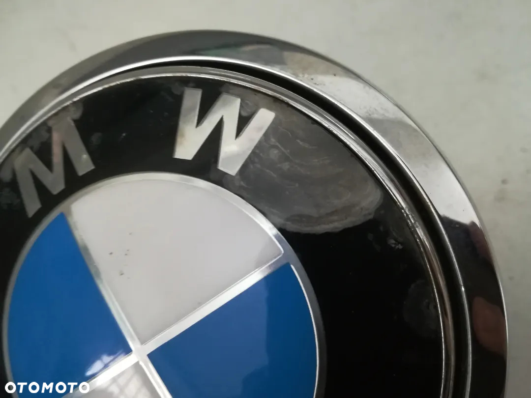 ZNACZEK, EMBLEMAT, KLAMKA TYLNEJ KLAPY BAGAŻNIKA BMW 1 E81, E87 - 2
