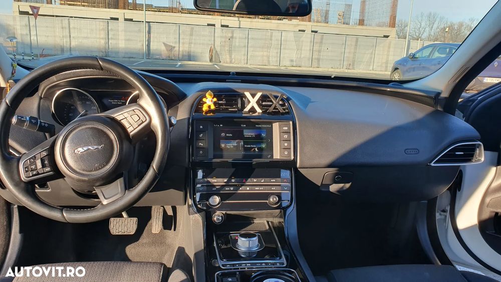 Jaguar XE - 8