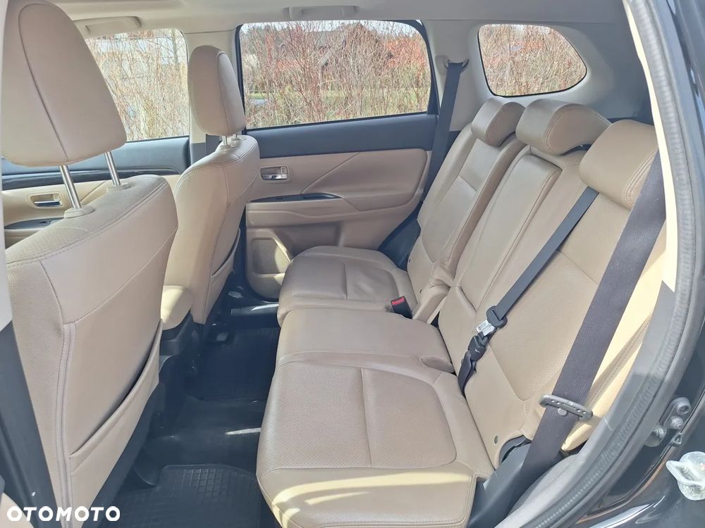 Mitsubishi Outlander 2.0 Instyle + 4WD CVT - 8