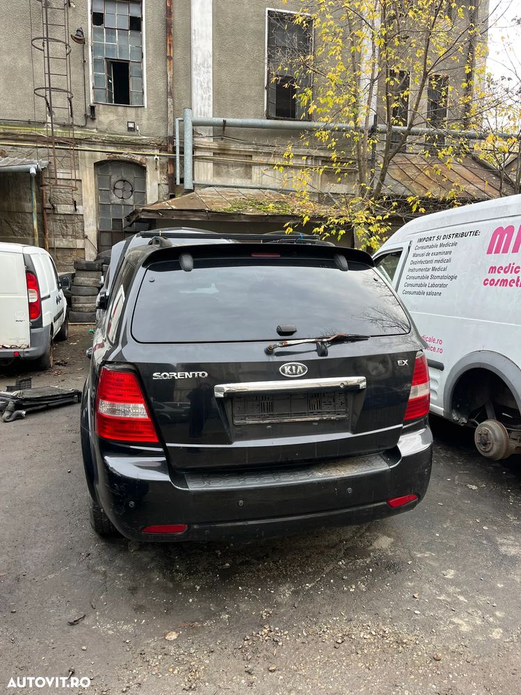 Dezmembrez Kia Sorento negru 2007 diesel automat - 4