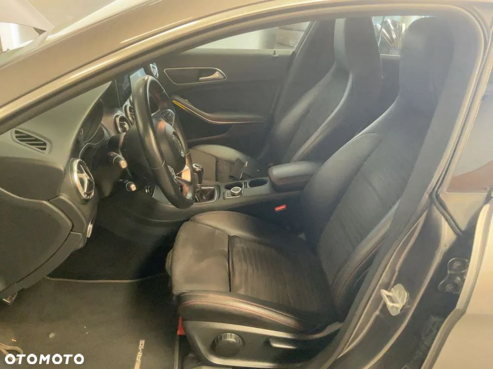 Mercedes-Benz CLA Shooting Brake 180 AMG Line - 12