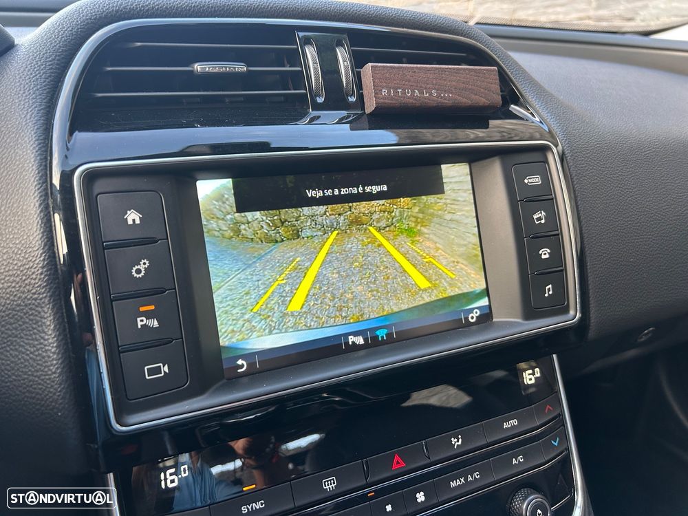 Jaguar XE 2.0 D Portfolio - 26