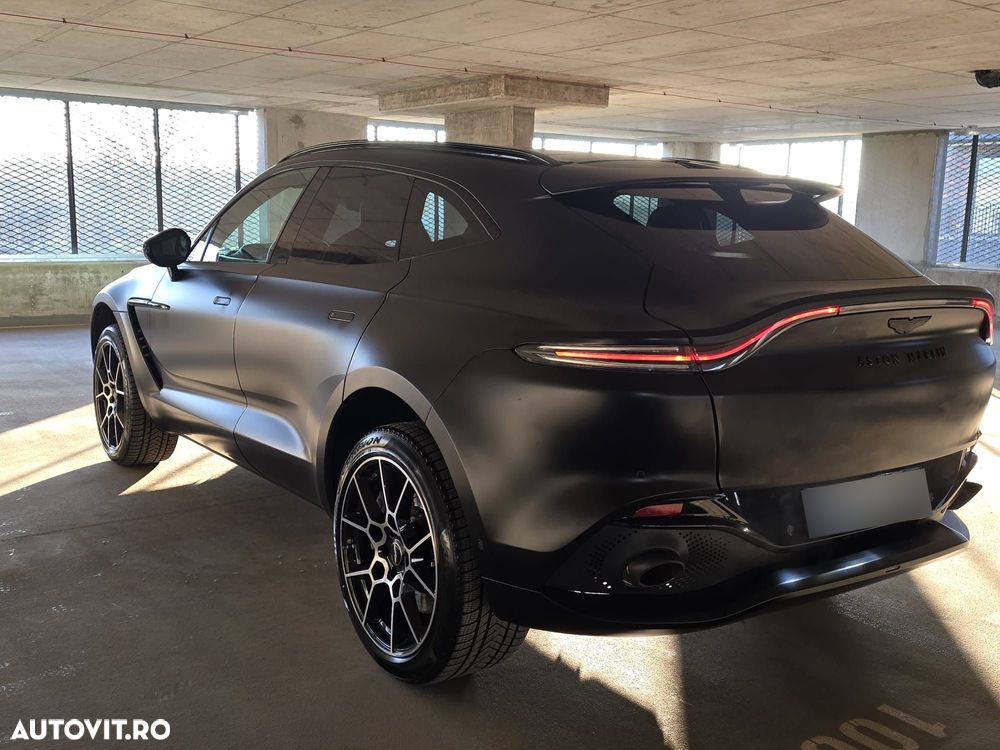 Aston Martin DBX - 6