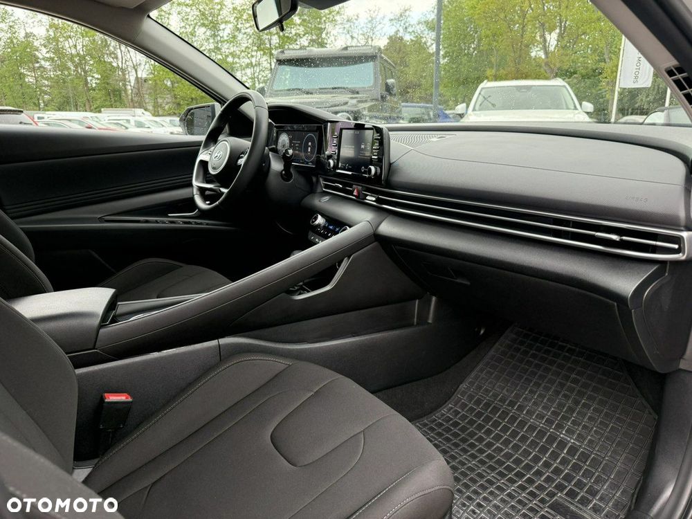 Hyundai Elantra 1.6 Smart CVT - 18