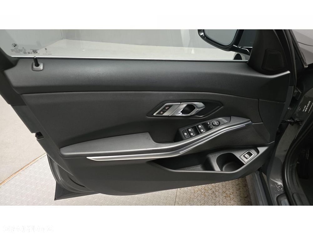 BMW Seria 3 320d xDrive mHEV - 17