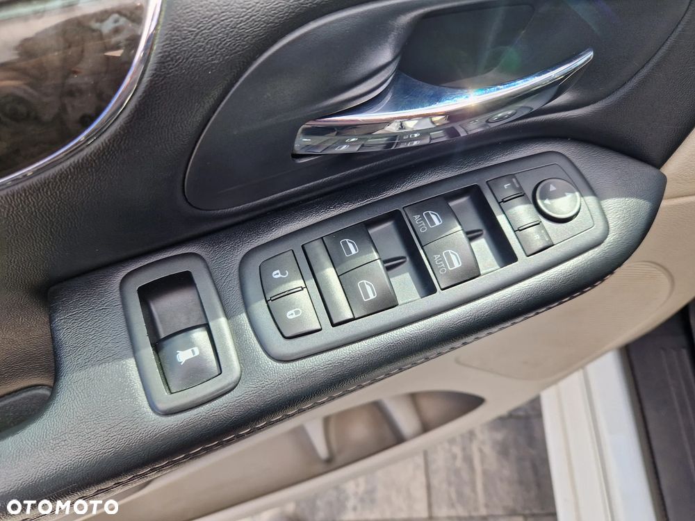 Chrysler Town & Country 3.6 Limited - 12