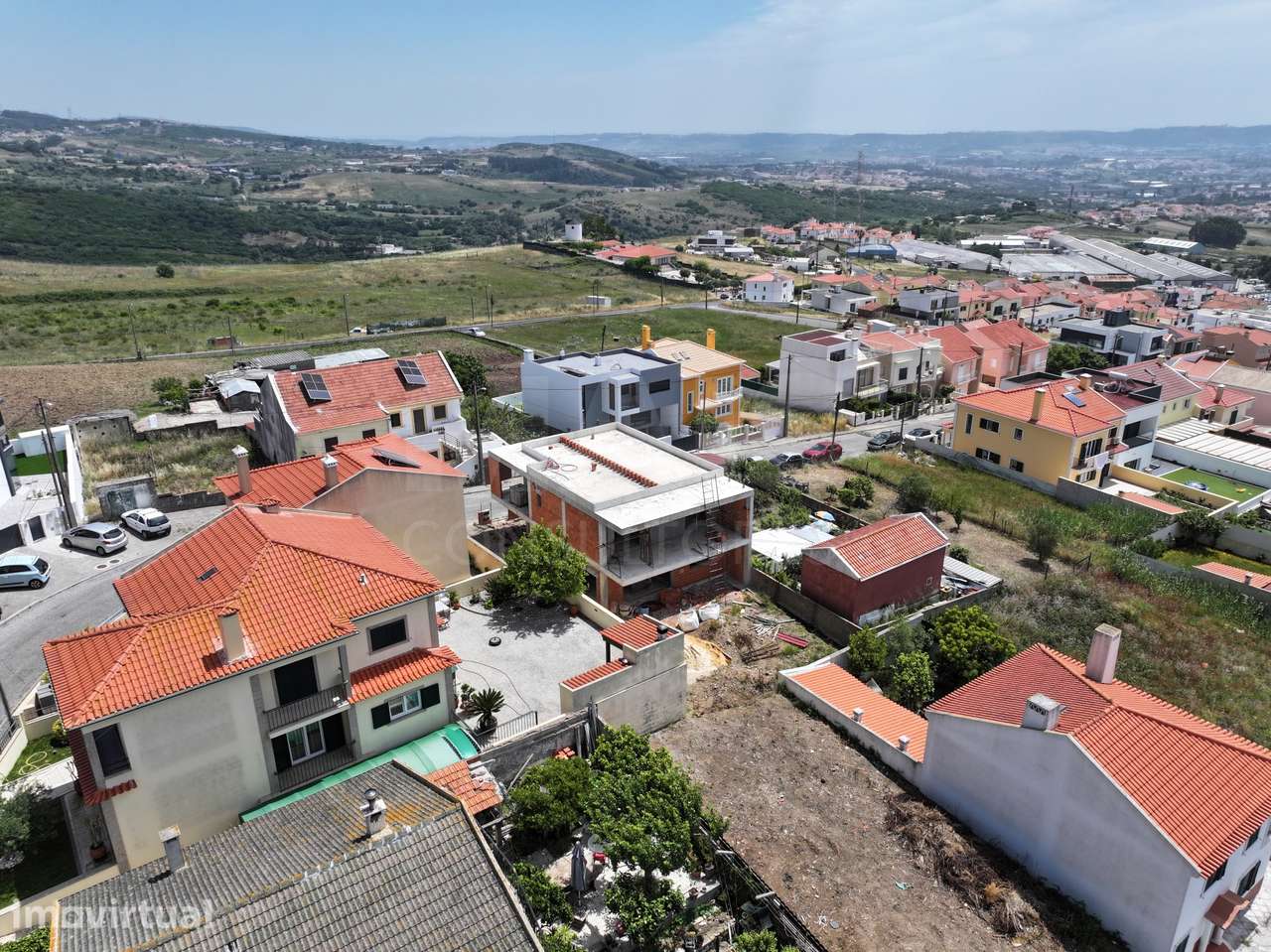 Moradia T4 c/ Suite, Jardim, Piscina & Parqueamento! - Grande imagem: 3/50