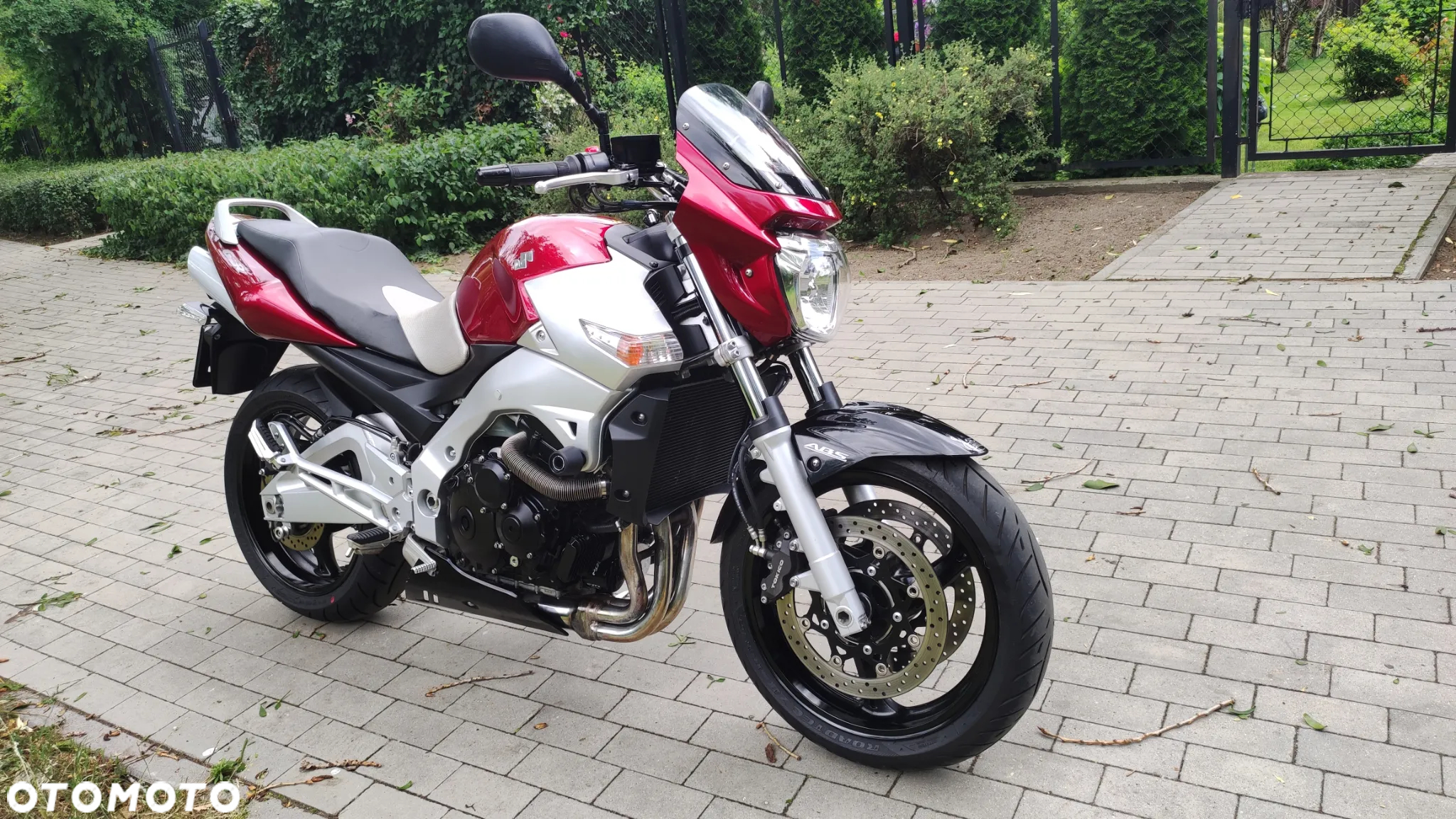 Suzuki GSR - 2