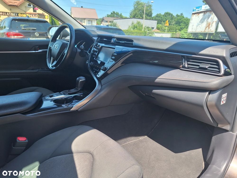 Toyota Camry 2.5 Hybrid Comfort CVT - 24