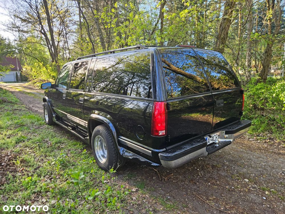 Chevrolet Suburban - 4