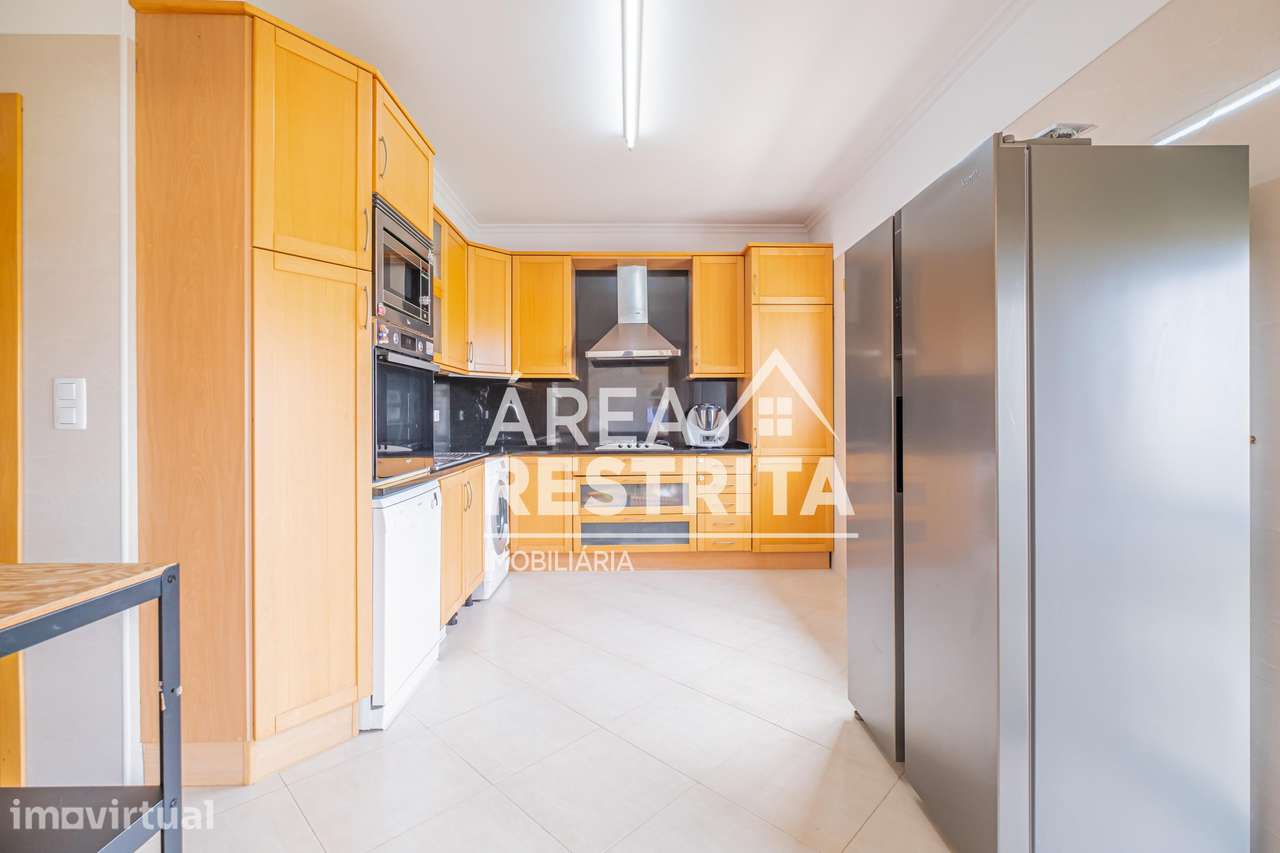 Apartamento T3 com parqueamento e varanda no Parque Luso em Corroios - Grande imagem: 2/60