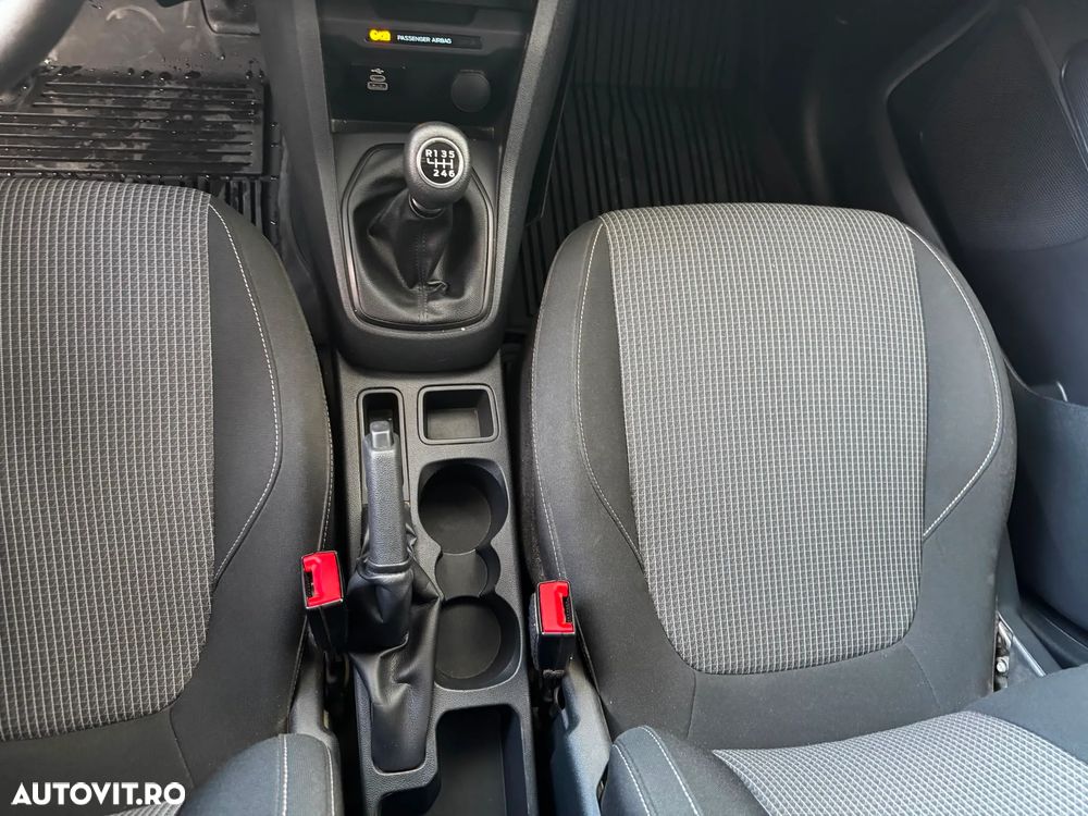 Ford Transit Courier - 19