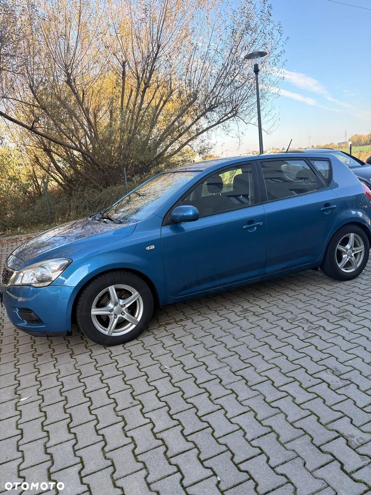 Kia Ceed 2010 photo 4