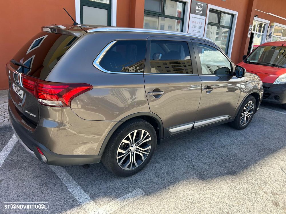Mitsubishi Outlander 2.2 DI-D Instyle Navi - 2