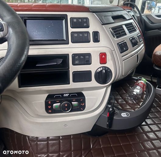 DAF XF480 SUPER SPACE CAB AUTOMAT STANDKLIMA LODÓWKA FULLSPOJLERY SKÓRA FULLLED 2xALUTANK ALUFELGI KLIMA WEBASTO LOW DECK MEGA EURO 6 2018r ŁADNY - 9