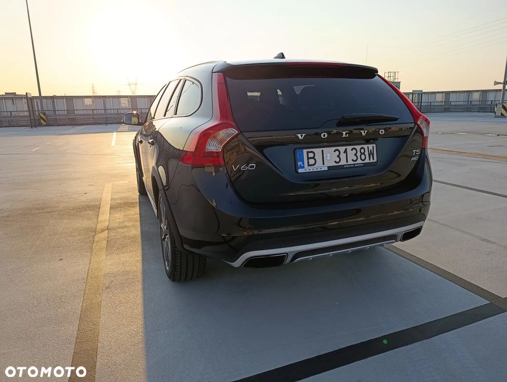 Volvo V60 Cross Country T5 AWD Summum - 3