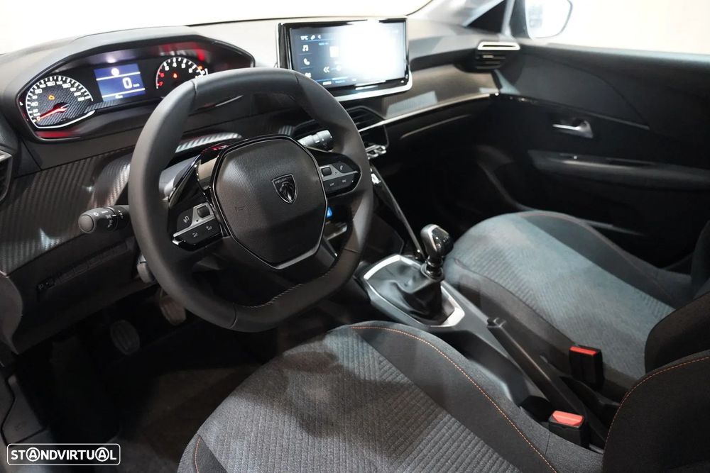 Peugeot 208 - 8
