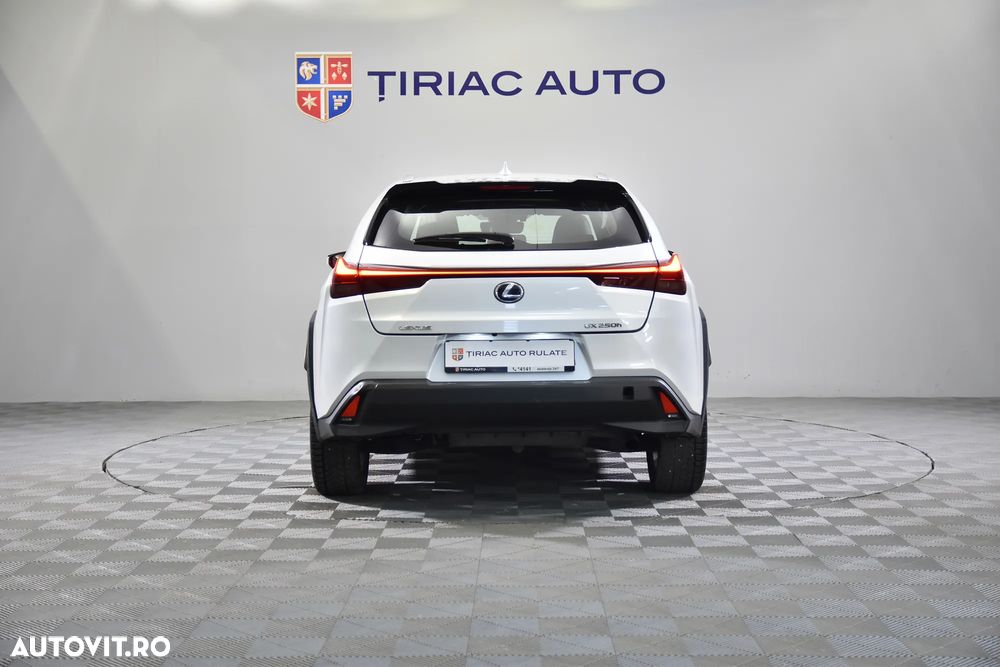 Lexus UX - 5