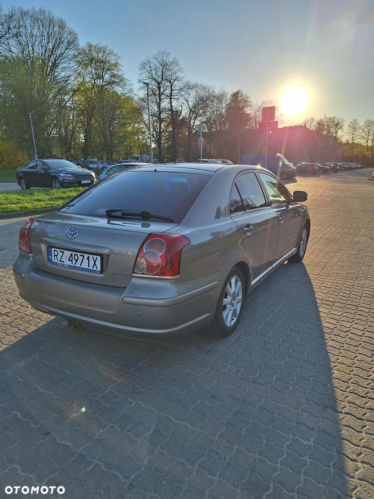 Toyota Avensis - 11