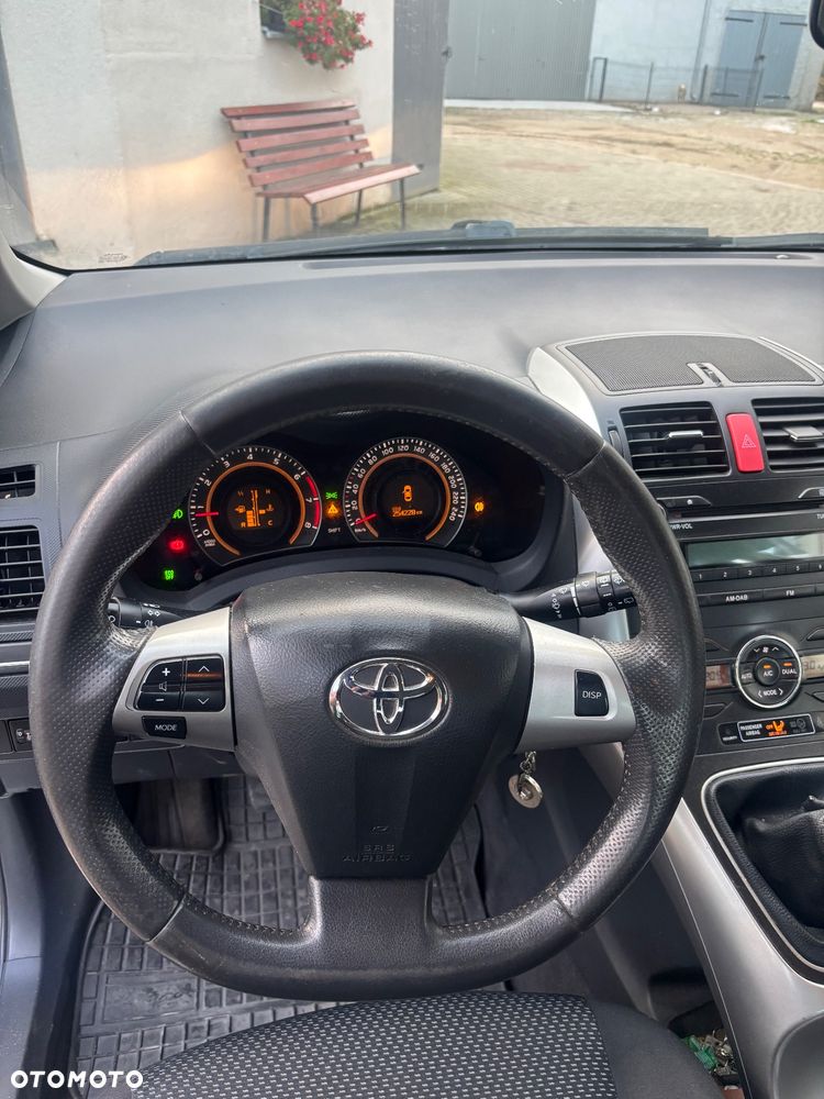 Toyota Auris 1.33 Dual-VVT-i - 1