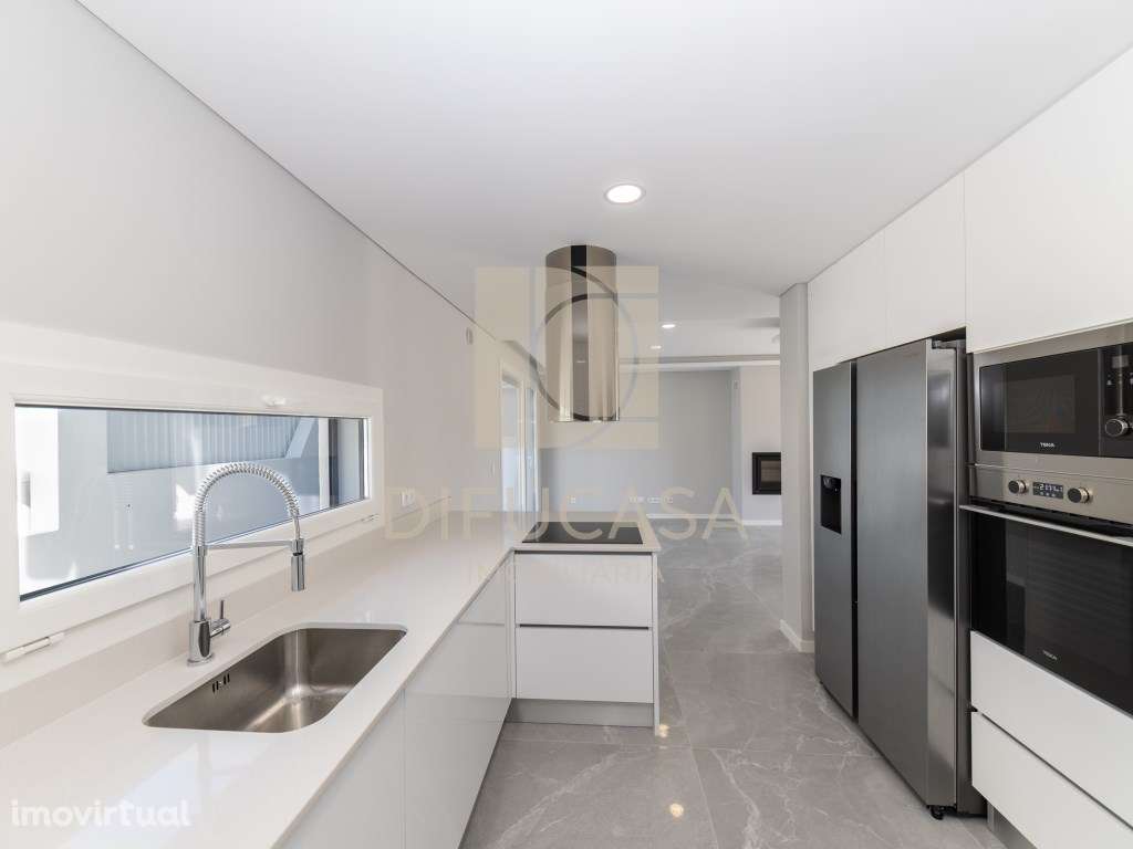 R300 Moradia T4 localizada centro Fernão Ferro - Grande imagem: 4/44