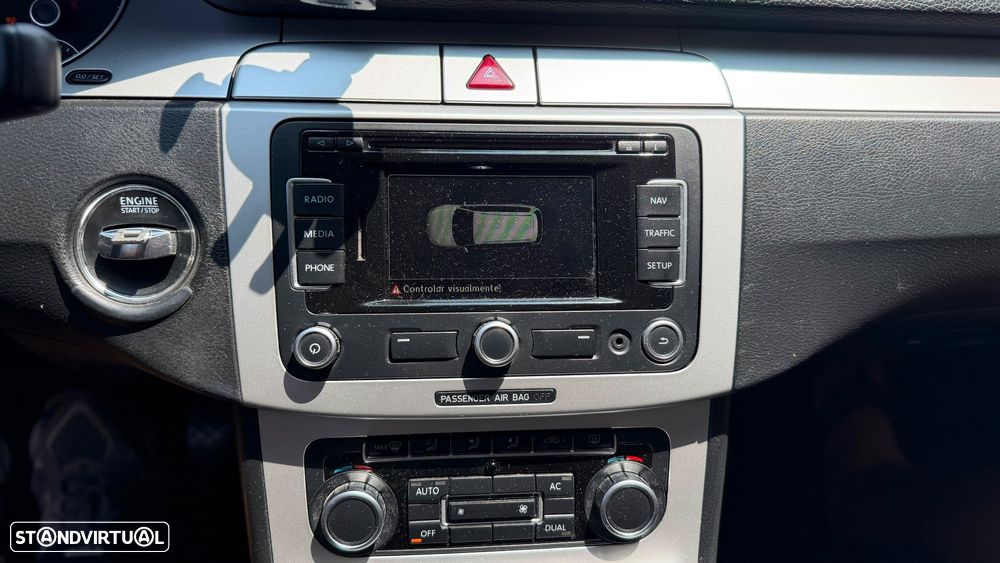VW Passat 1.6 TDI BlueMotion Highline - 9