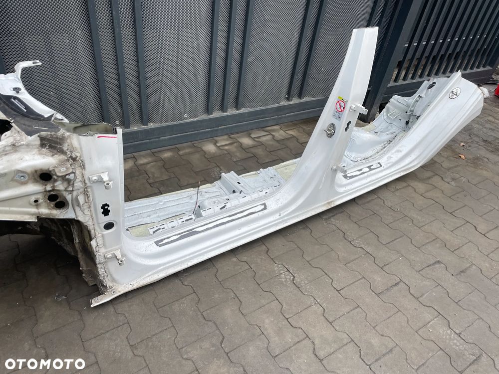 Skoda Superb III próg słupek lewy długi - 2