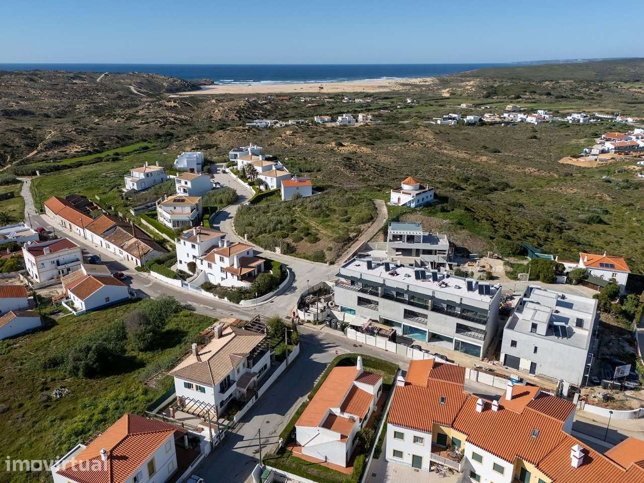 CHARMOSA MORADIA TÉRREA NO CENTRO DA CARRAPATEIRA, ALJEZUR - Grande imagem: 2/27