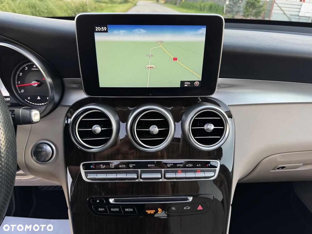 Mercedes-Benz GLC 300 4Matic 9G-TRONIC Exclusive - 36