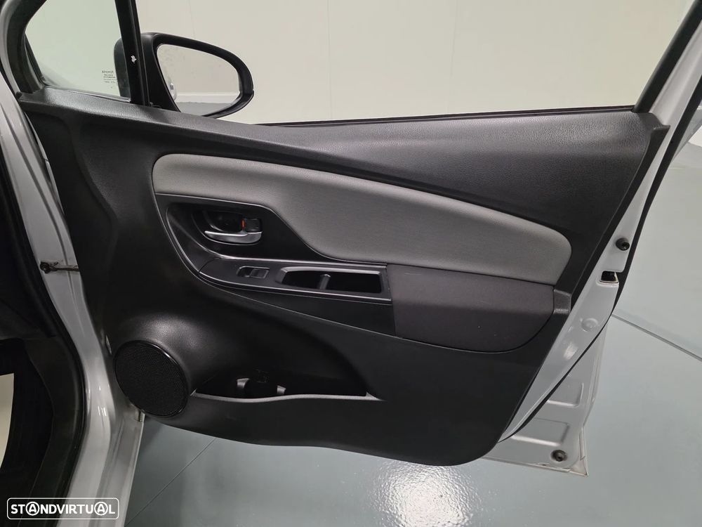 Toyota Yaris 1.5 HSD Comfort +P.Style+P.Techno - 44