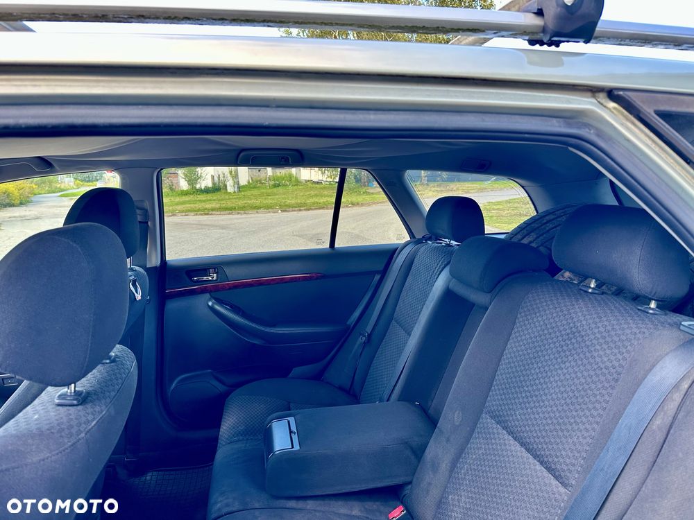 Toyota Avensis - 8