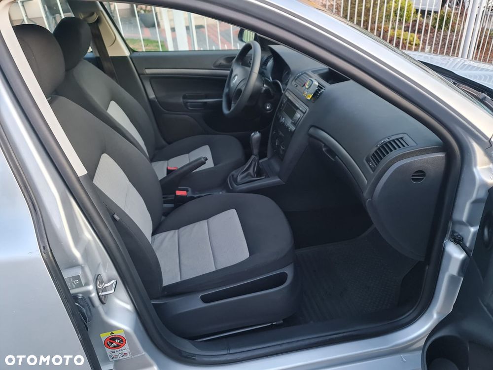 Skoda Octavia 1.6 Ambiente - 9