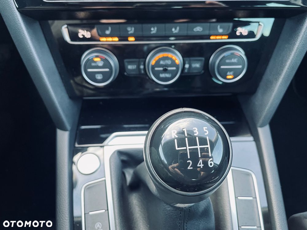 Volkswagen Passat 2.0 TDI (BlueMotion Technology) Highline - 28