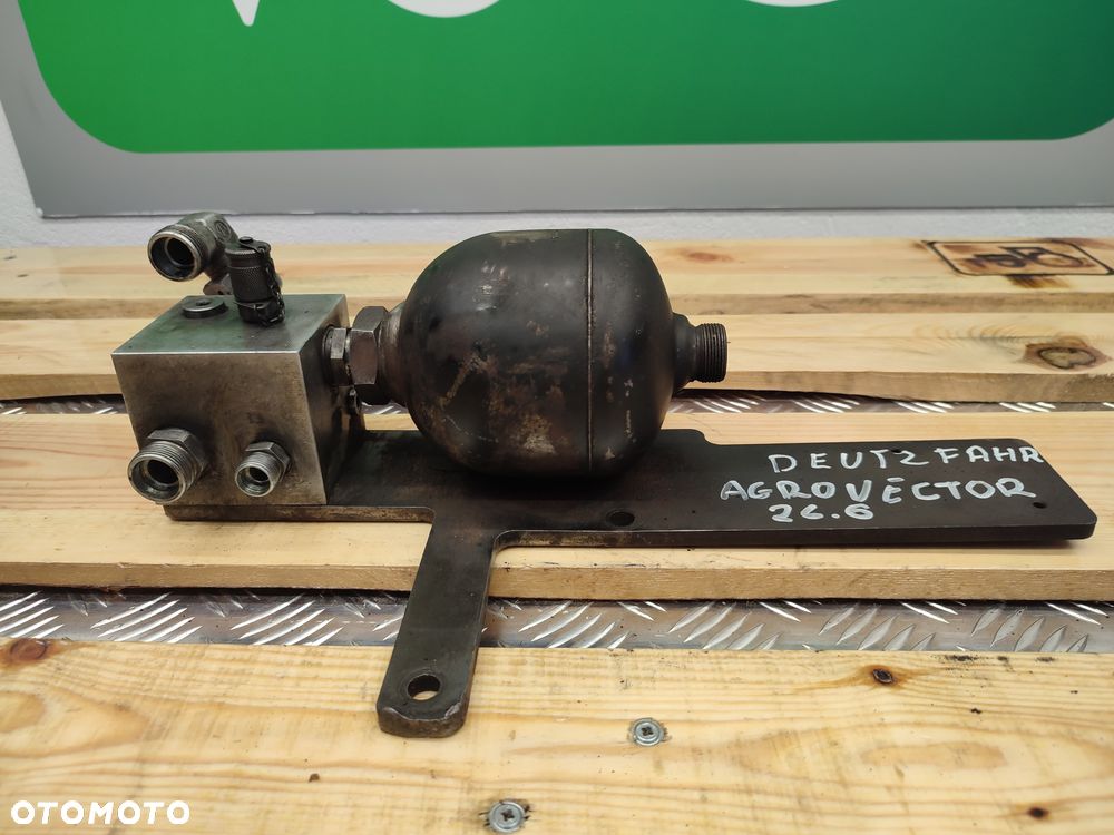 Akumulator hydrauliczny Deutz Fahr Agrovector 26.6 - 1