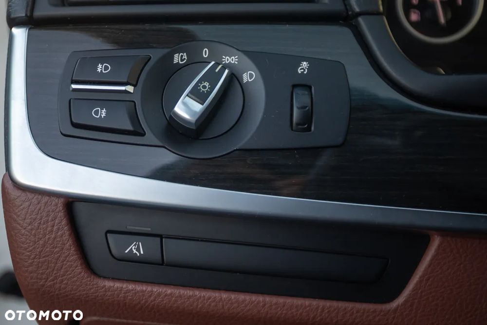 BMW Seria 5 520d Sport-Aut - 31