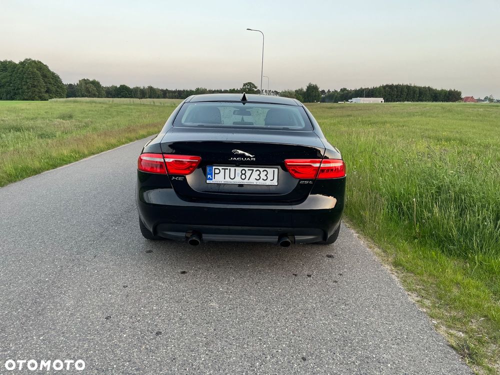 Jaguar XE 2.0 T Portfolio - 7