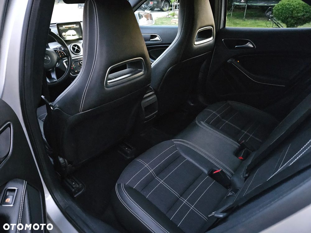 Mercedes-Benz GLA 200 7G-DCT Urban - 15