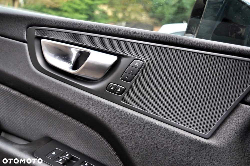 Volvo XC 60 T6 AWD Recharge Geartronic RDesign - 39