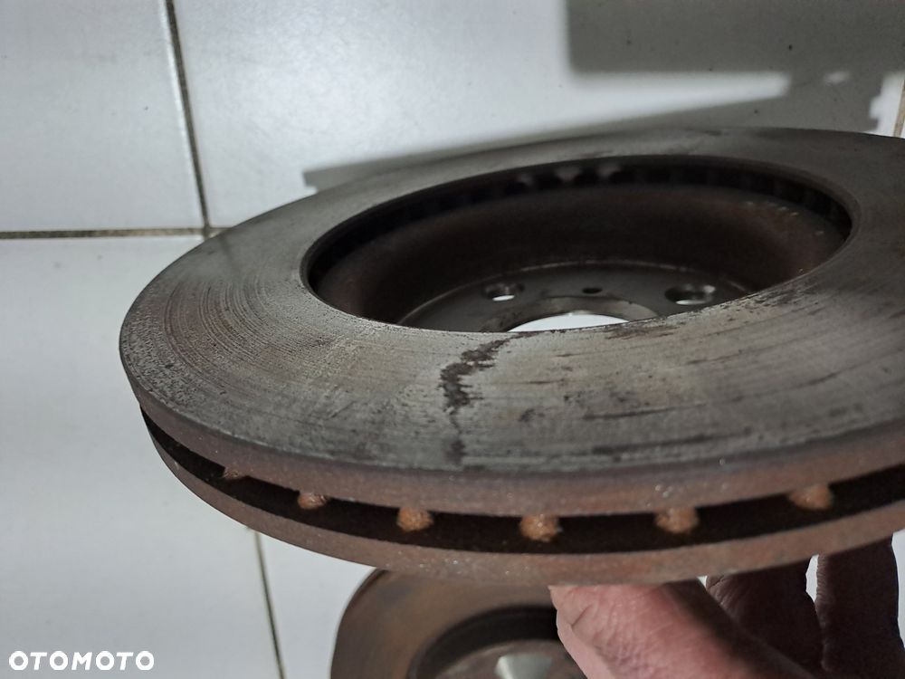 tarcze hamulcowe przód komplet Toyota Yaris II 2011 1.33 VVT-i - 2