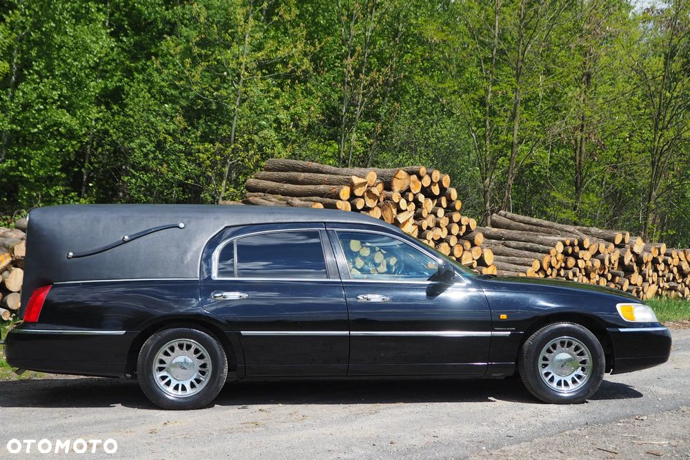 Lincoln Town Car - 3