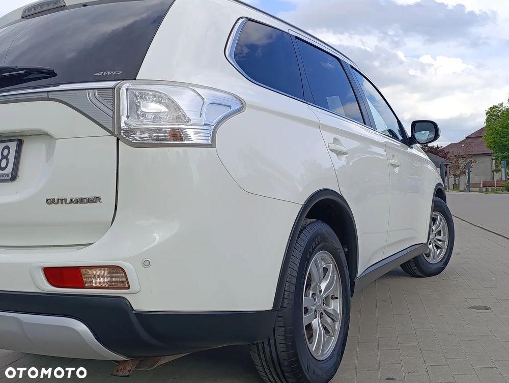 Mitsubishi Outlander 2.0 Intense + Navi 4WD CVT - 31