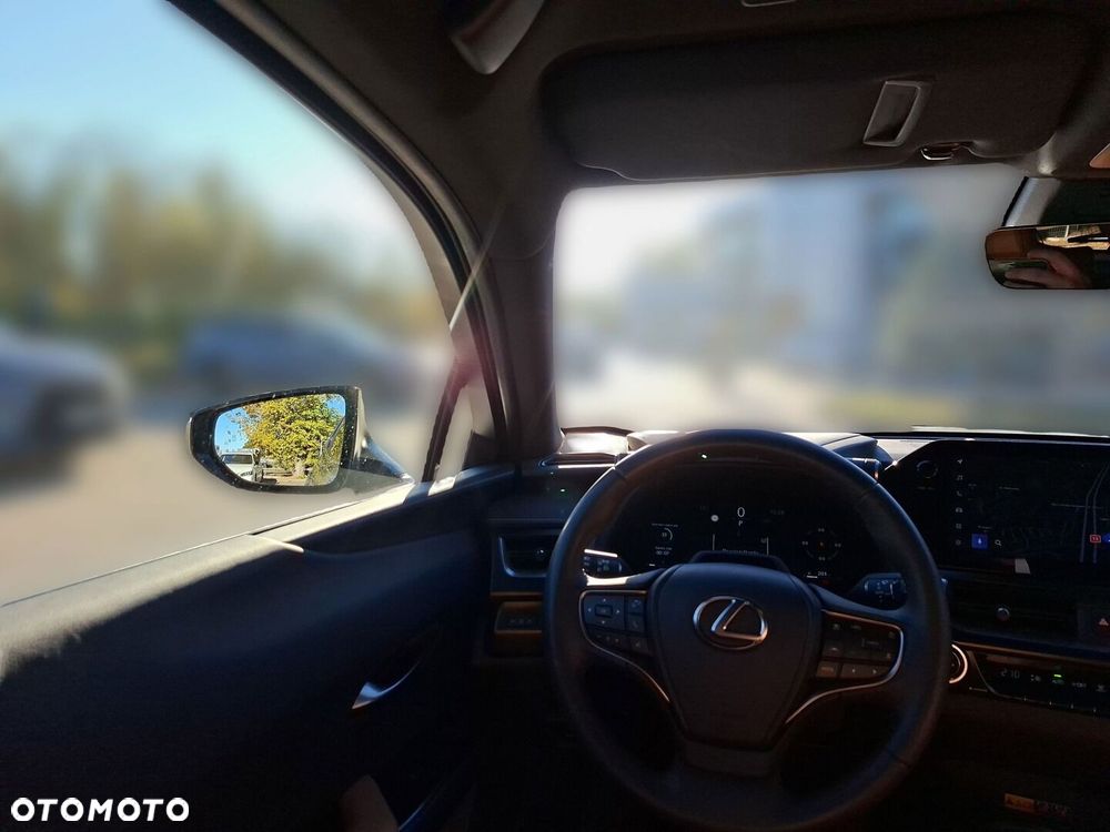 Lexus UX 2025