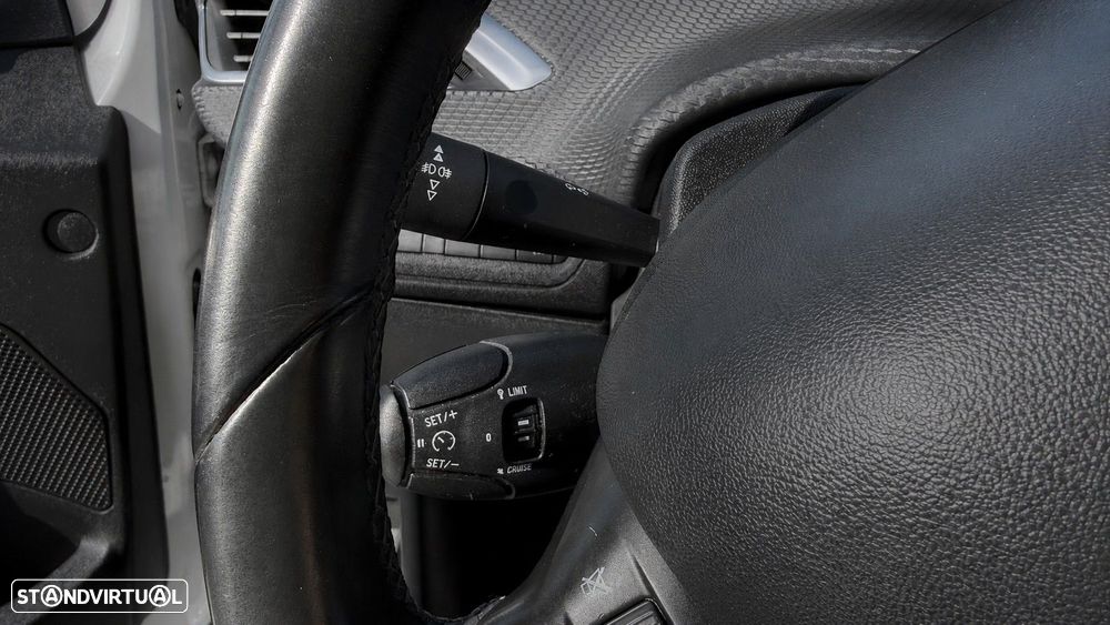 Peugeot 2008 1.2 PureTech Allure - 24