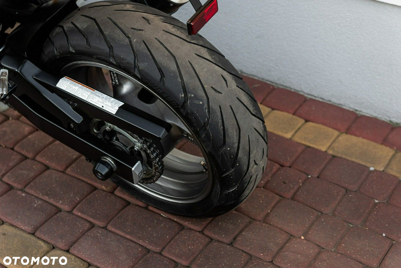 Suzuki GSR - 8