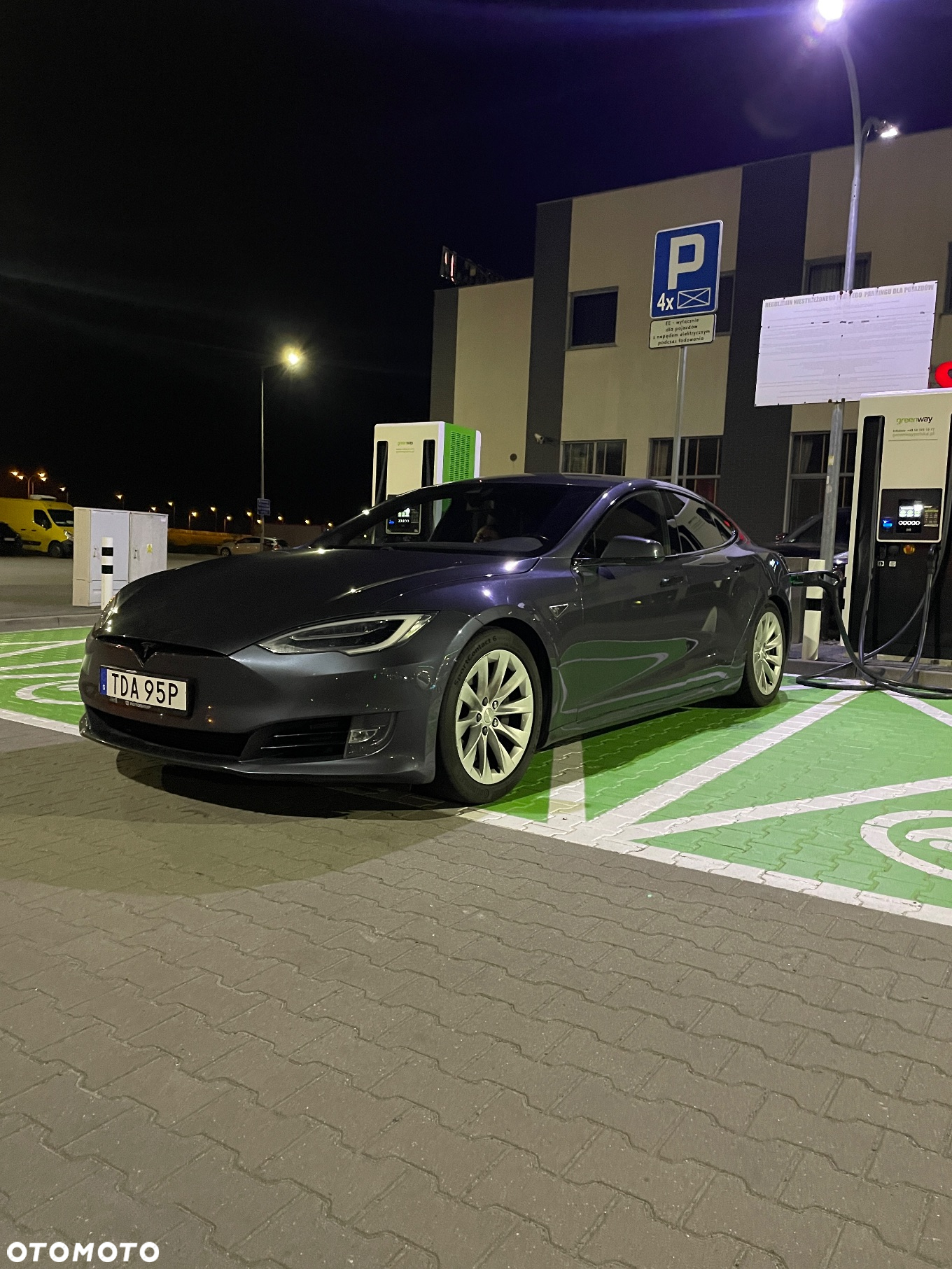 Tesla Model S - 8