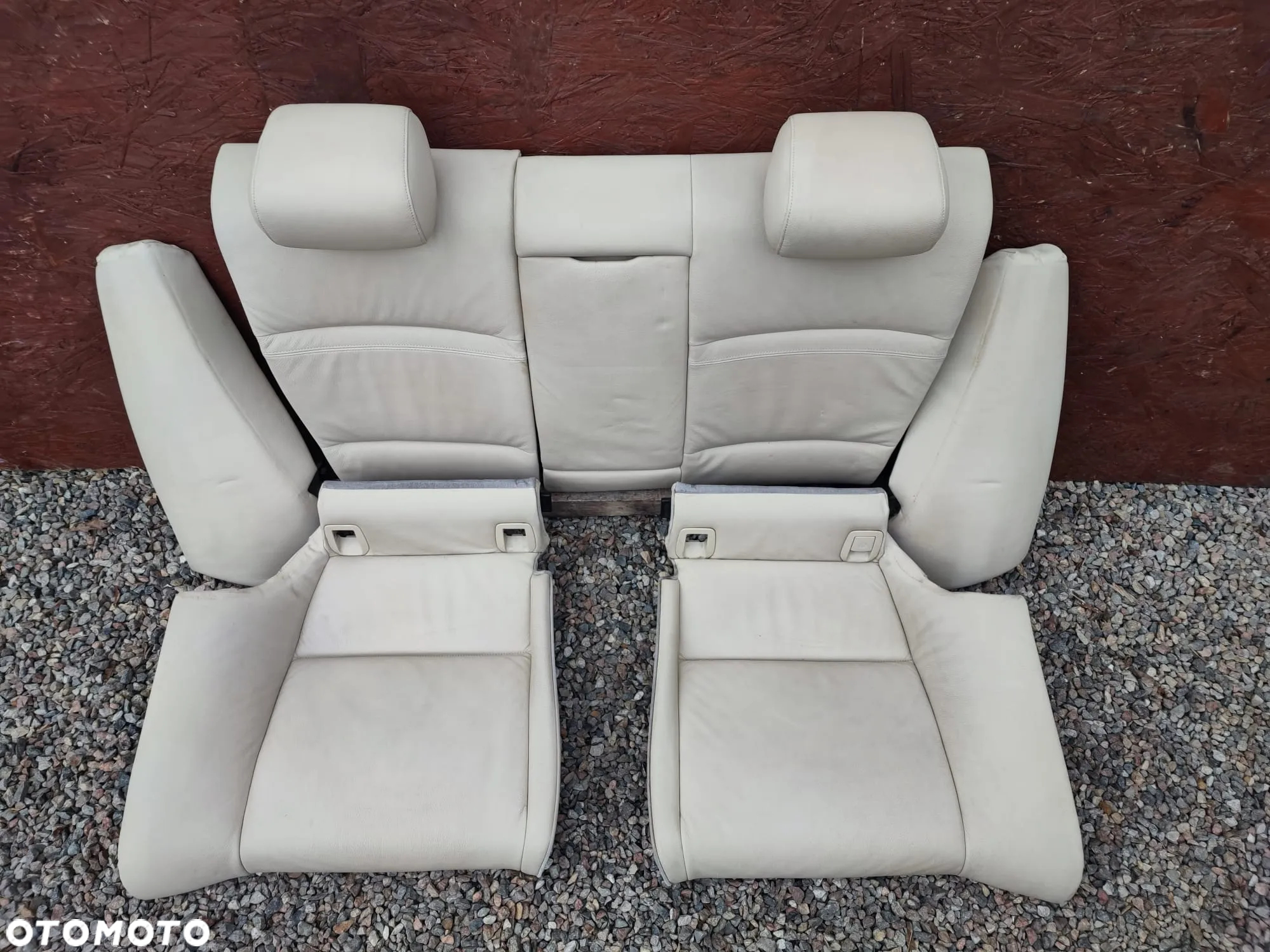 BMW E92 / E92 LCI. ORYGINALNY KOMPLET KANAPA TYŁ SKÓRA ( KOL. DAKOTA CREAMBEIGE ) + PODŁOKIETNIK Z CUP HOLDEREM. O NR: 6 972 943 / 6 972 940 / 6 972 935 OEM. W BARDZO DOBRYM STANIE TECHNICZNYM. - 2