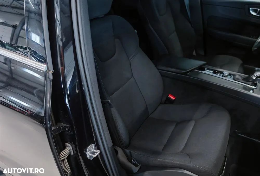 Volvo XC 60 B4 MHEV Momentum Pro - 8