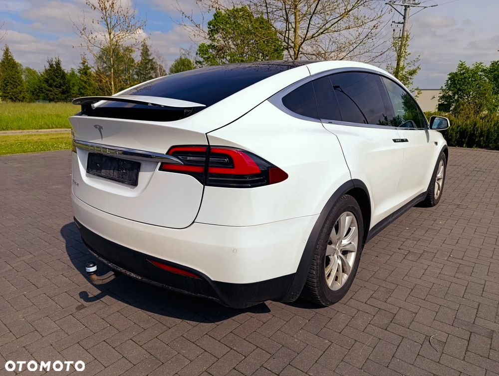 Tesla Model X - 17